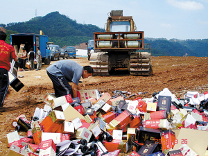 集中銷毀假酒_新聞中心_新浪網