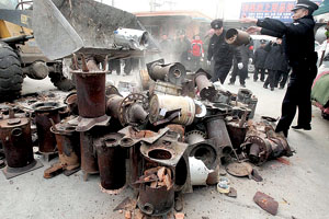 收繳&ldquo;殺人爐&rdquo;上午銷毀_新聞中心_新浪網