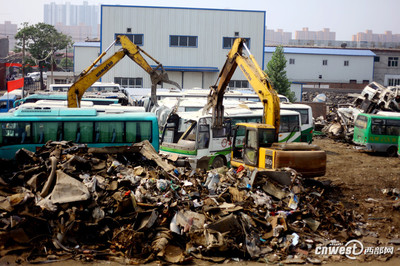 西安交警集中銷毀110輛達報廢標準客車，筑牢交通安全防線